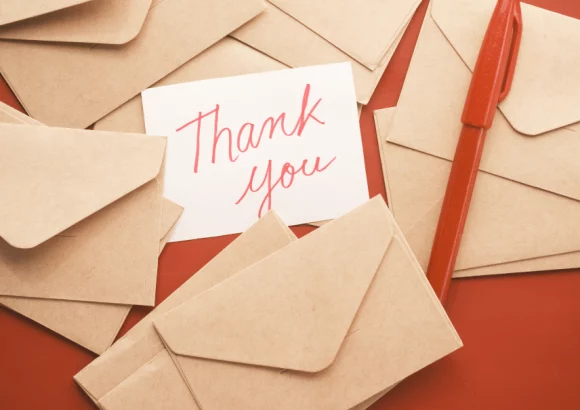 W biznesie pisanie e-maili z podziękowaniami przydaje się przy wielu okazjach, np. gdy chcesz podziękować komuś za złożenie zamówienia lub zapisanie się do newslettera. E-maile z podziękowaniami pokazują, że dbasz o swoich klientów i cenisz sobie waszą relację. W tym artykule pokażemy Ci, jak napisać idealny e-mail z podziękowaniami i co powinien zawierać.