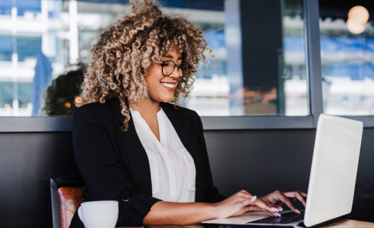 Lead Nurturing 2.0: Jak połączyć e-mail, SMS i web push w jedną kampanię, której nie da się zignorować