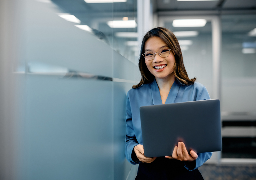 Specjalistka ds. marketingu korzystająca z iPresso do odzyskiwania porzuconych formularzy w biurze.