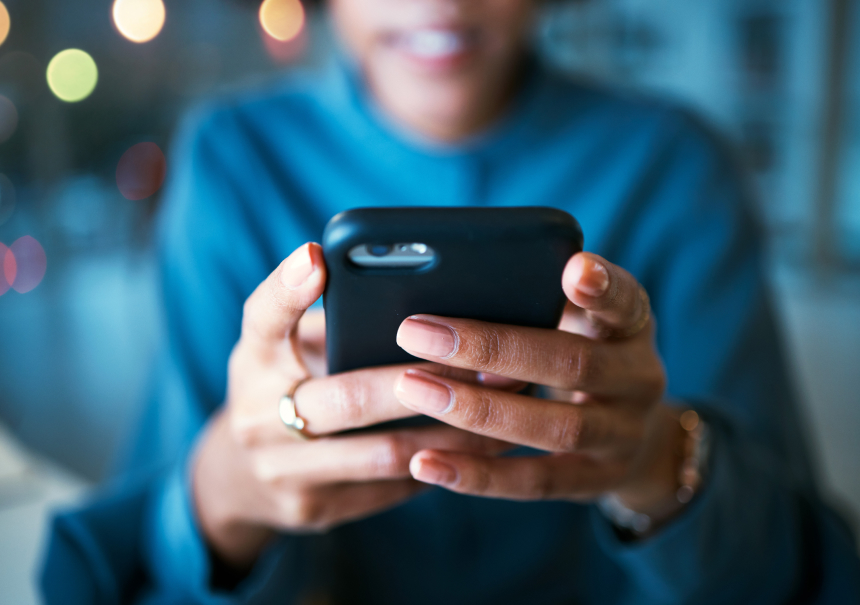 Kobieta trzymająca smartfon i korzystająca z aplikacji WhatsApp – WhatsApp marketing w iPresso