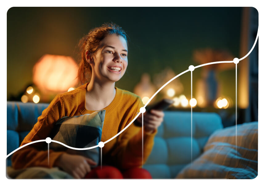 Uśmiechnięta kobieta z pilotem i rosnącym wykresem, ilustracja raportowania omnichannel w iPresso dla mediów.