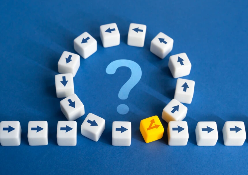 Wizualizacja procesu zbierania Zero-Party Data: moment, w którym automatyzacja marketingu pozwala klientowi wyjść z pętli niepewności (znak zapytania) dzięki zadeklarowaniu konkretnych preferencji (żółta kostka) i wejściu na spersonalizowaną ścieżkę zakupową.