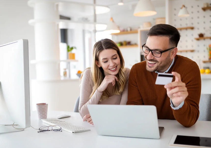 Kobieta i mężczyzna przy komputerze przeglądają ofertę online - lead nurturing w praktyce