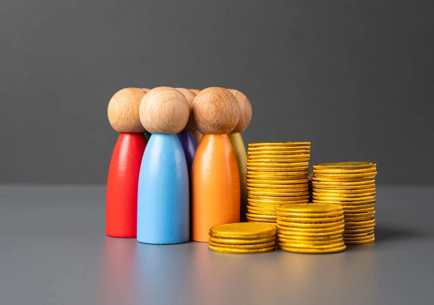 Scoring i kwalifikacja leadów finansowych w Polsce. Kolorowe drewniane figurki reprezentujące segmentację klientów oraz rosnące stosy monet symbolizujące wyższy przychód z wyselekcjonowanych leadów kredytowych i ubezpieczeniowych.