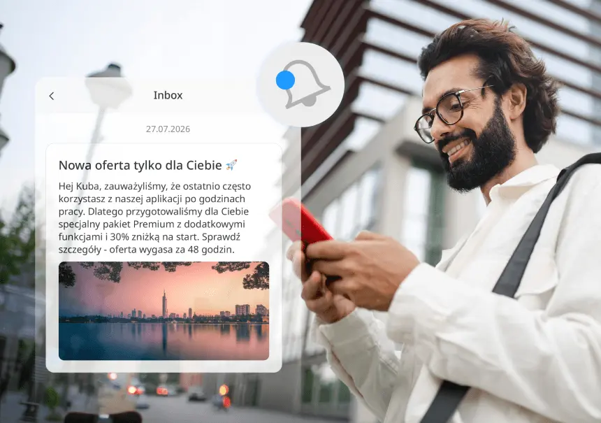 Mężczyzna korzystający ze smartfona z widocznym podglądem interfejsu powiadomienia InBox w iPresso – spersonalizowaną wiadomością z ikoną dzwonka, treścią promocji oraz grafiką.